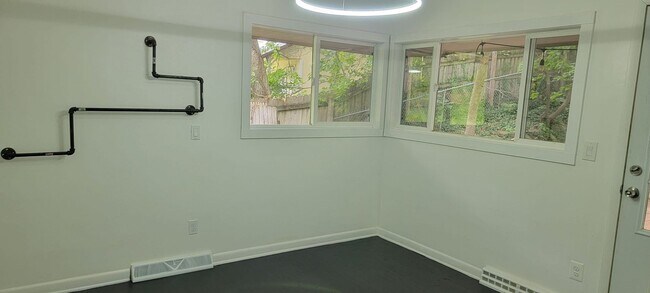 Building Photo - 4 bedrooms 3 baths beautiful house