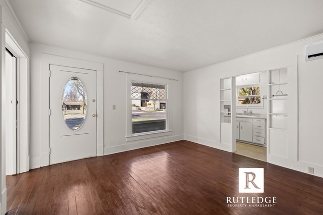 Building Photo - Vintage East Medford Living / Huge Private Front Porch