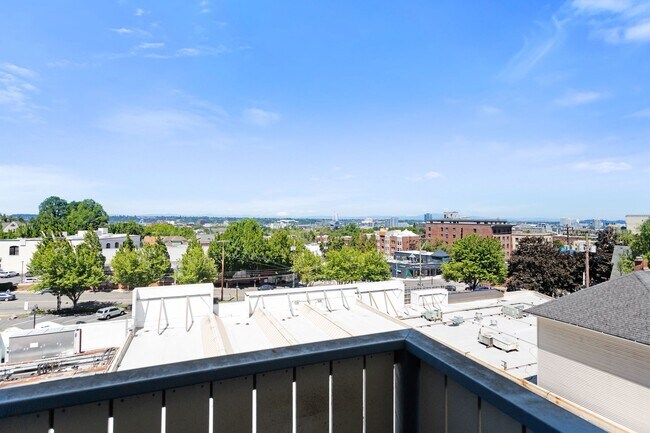 Building Photo - 1 Bedroom with den close to SW! Walking di...