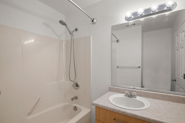 Building Photo - Recently updated 3 bedroom, 2.5 bath Townhouse in Beaverton