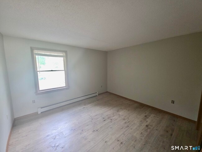 Building Photo - 14 Fairway Dr