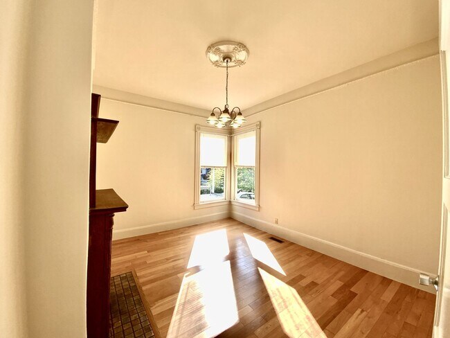 Building Photo - Full Floor Flat. PARKING! IN-UNIT LAUNDRY!...