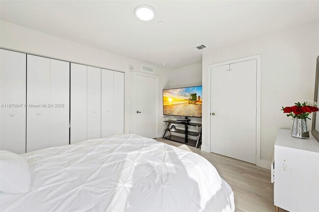 Building Photo - Distinctive 3-Bedroom Garden Villa in Aven...