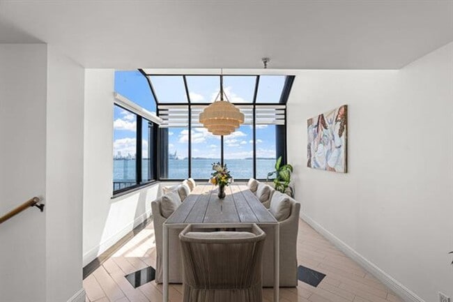 Building Photo - 520 Brickell Key Dr