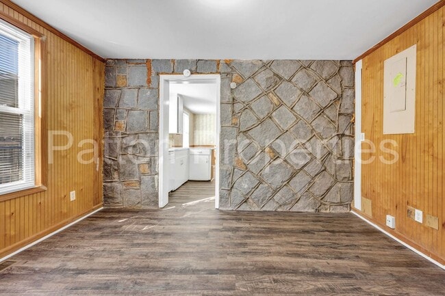 Building Photo - Rosewood Home