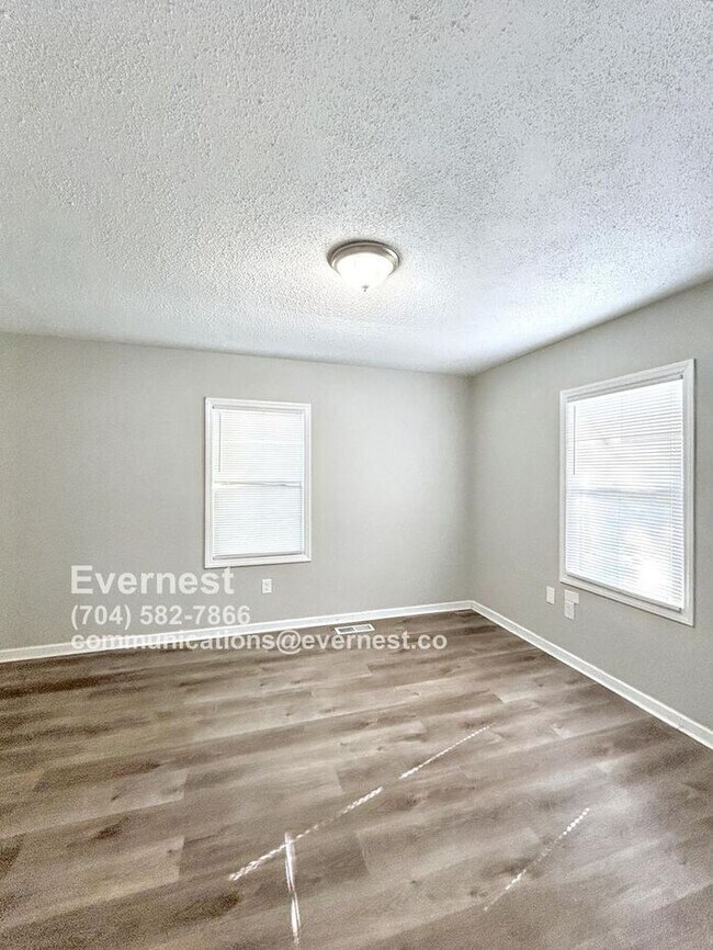 Building Photo - Lovely 3-Bedroom Home with Fenced Yard and...