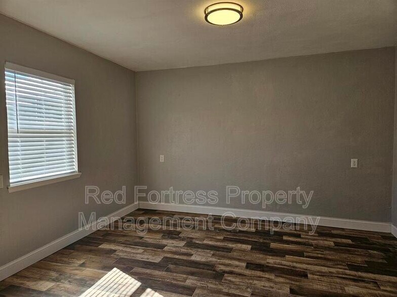 Building Photo - 433 South Dr