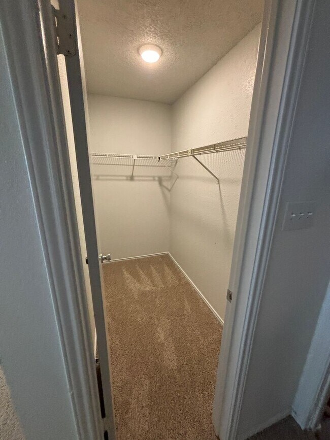 Building Photo - 2033 Redwing Way
