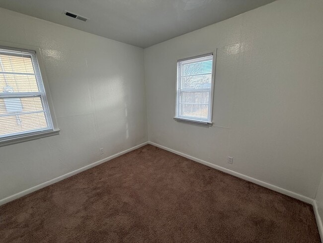 Building Photo - Two Bedroom, One bathroom, Pet Friendly Ho...
