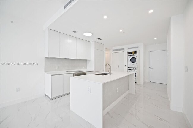 Building Photo - 700 NE 24th St