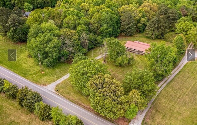 Building Photo - Fairview - 3 bedroom 2 baths - Private living