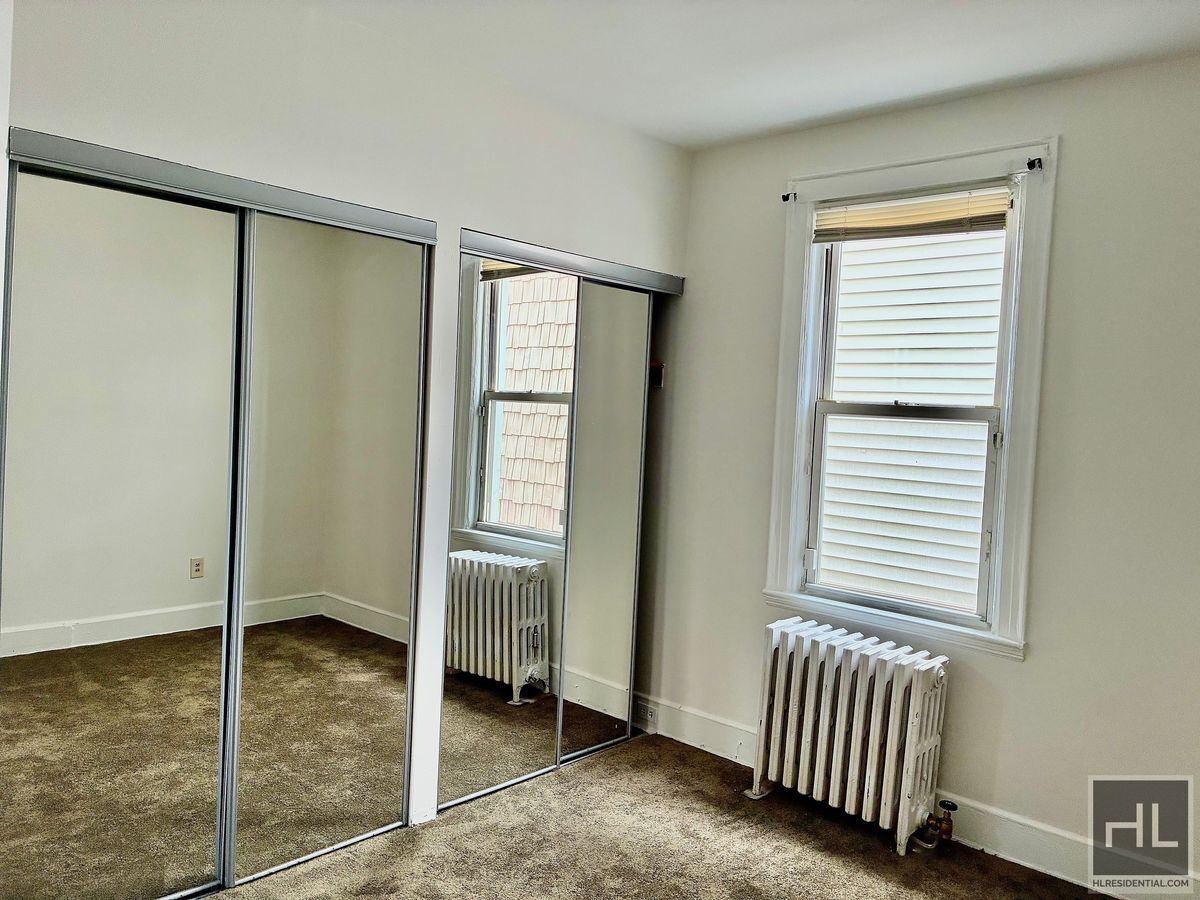 Building Photo - Large 2.5 bed 2 bath duplex with in unit W/D, Private Yard, Shed & Parking Available for an addit...