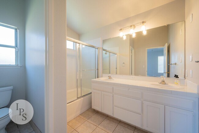 Building Photo - North West Fresno Home, 3BR/2BA, Built 1995 - Lots of Amenities!