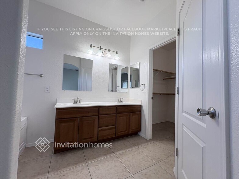 Building Photo - 2509 N Silverado