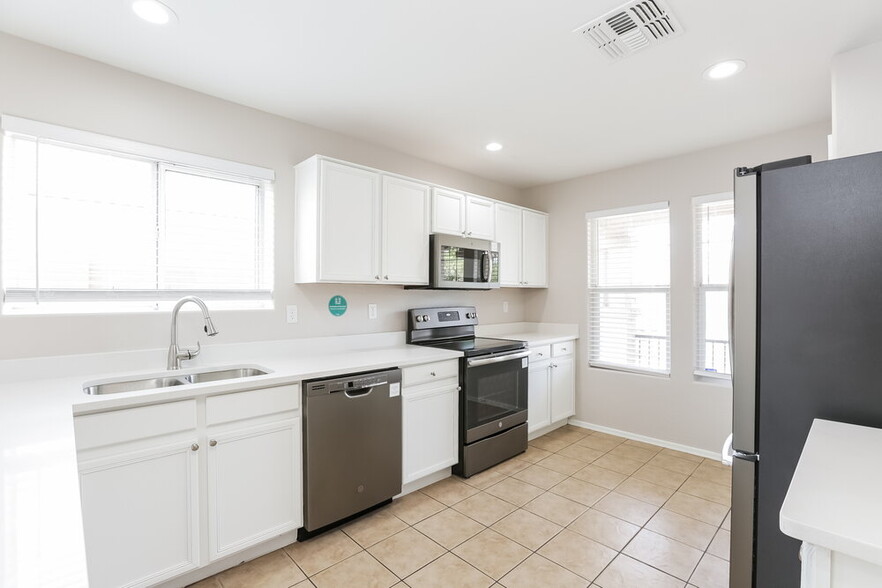 Building Photo - 3429 S 95th Dr