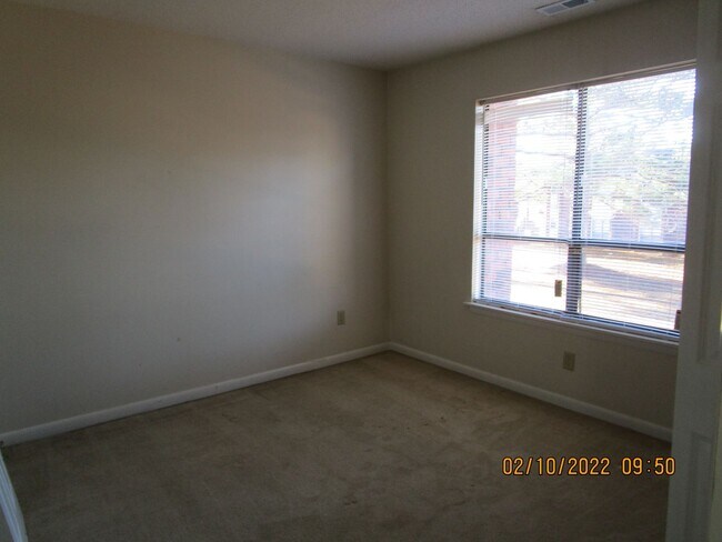 Building Photo - Upstairs Unit at Willow Run