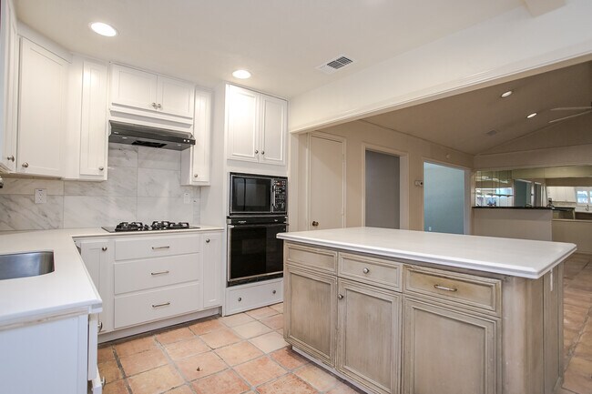 Building Photo - 10660 Pagewood Dr