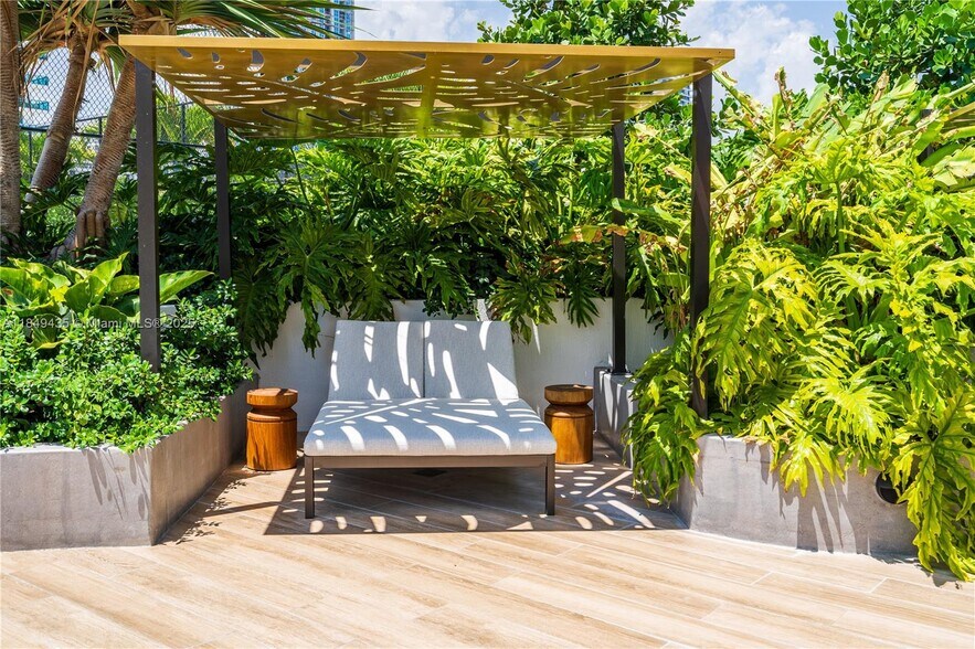 Building Photo - 700 NE 24th St