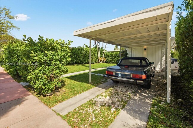 Building Photo - 725 W 51st St