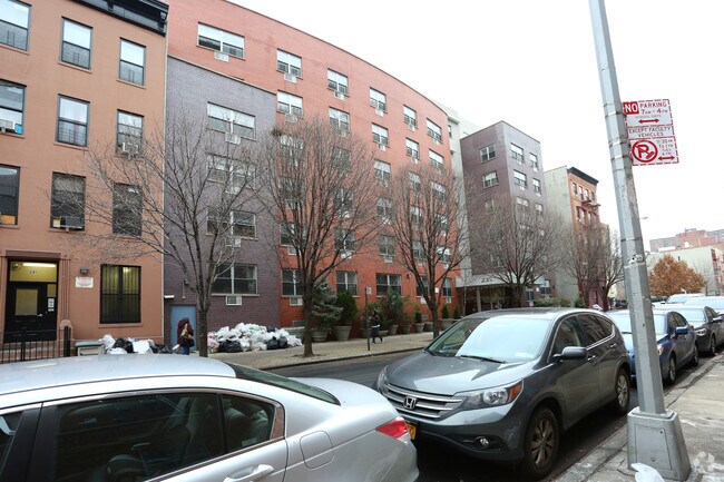 Primary Photo - Plaza 105