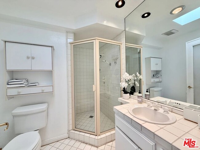 Building Photo - 1123 Flores St