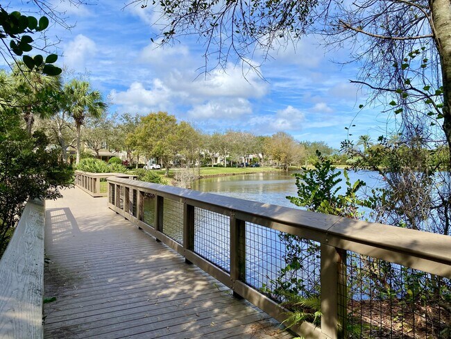 Building Photo - 335 E Thatch Palm Cir
