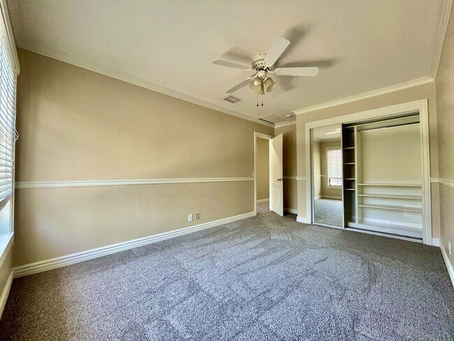 Building Photo - Beautiful 3 Bedroom 2.5 Bath Condo!