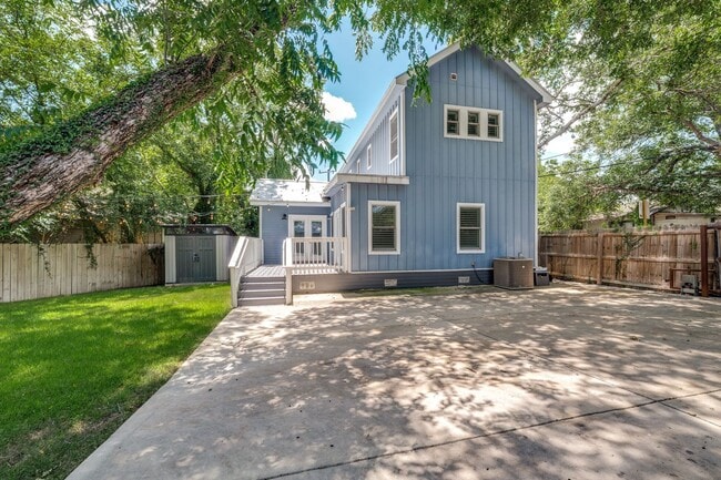 Building Photo - 737 E Magnolia Ave
