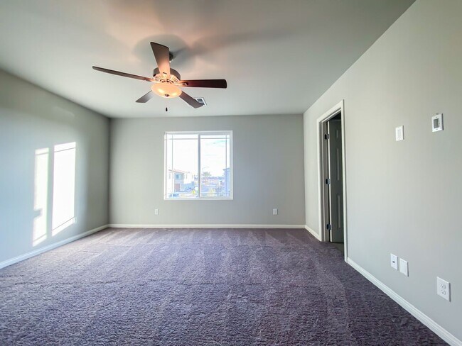 Building Photo - GATED 3 BED 2 BATH 2 CAR GARAGE SINGLE FAM...