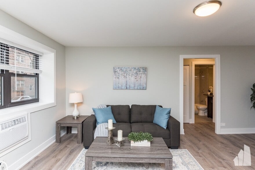 Building Photo - 525 W Surf St