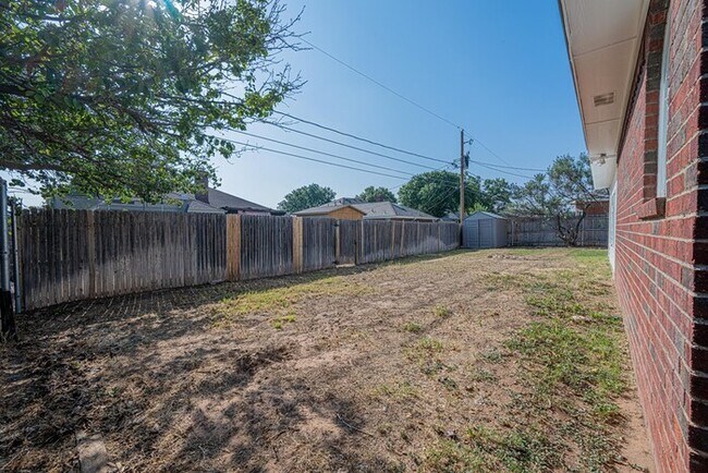Building Photo - 3 bed 2 bath home, 2 car garage