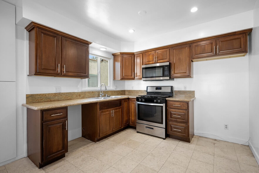 Building Photo - 525 W Wilson Ave