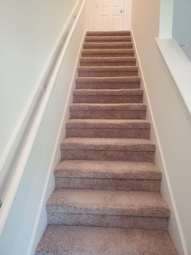 Building Photo - 3 BEDROOM 2.5 BATH TOWNHOME