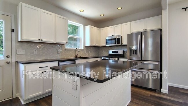 Building Photo - 147 N Wycoff Ave