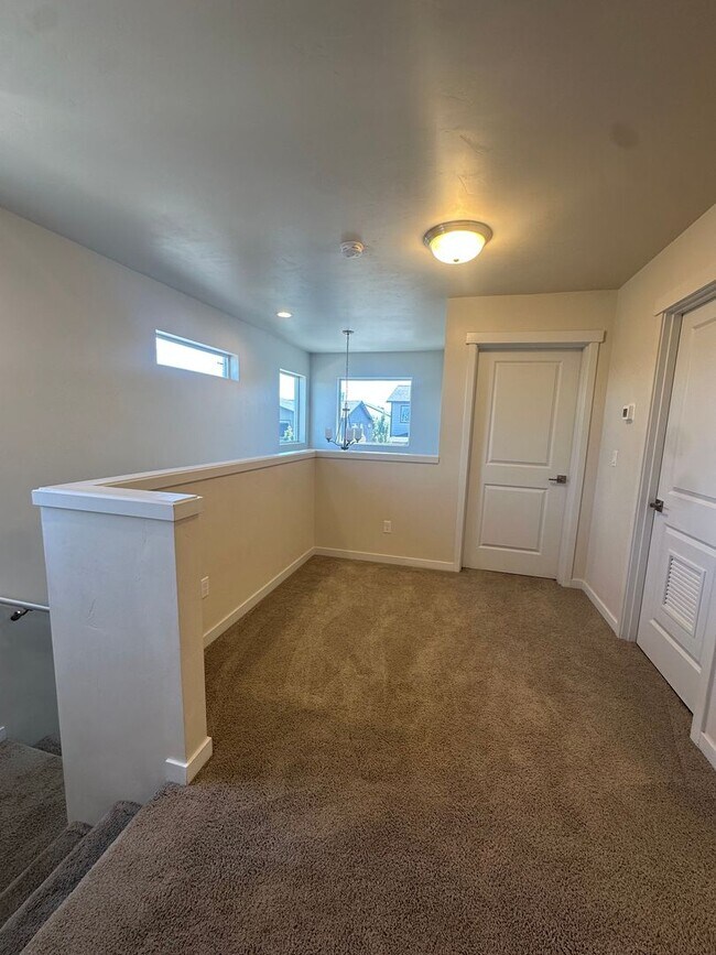 Building Photo - 944 NE Paula Dr