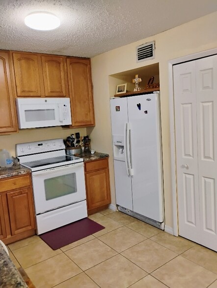 Building Photo - 45 Brewster Ln