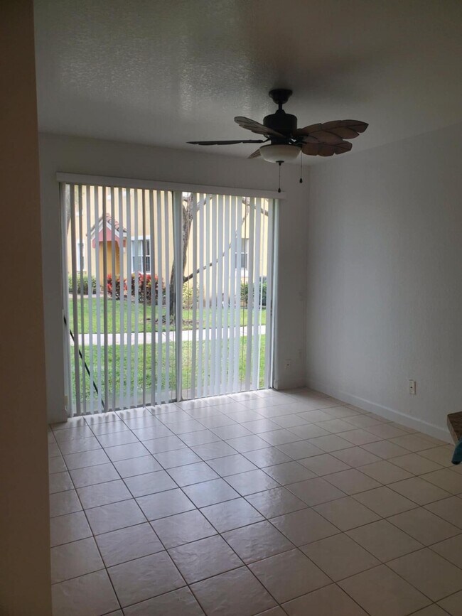 Building Photo - 2227 Shoma Dr