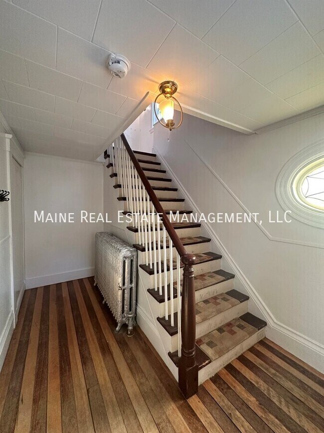 Building Photo - 200 Center St