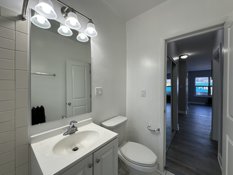 Building Photo - 4756 N Maplewood Ave