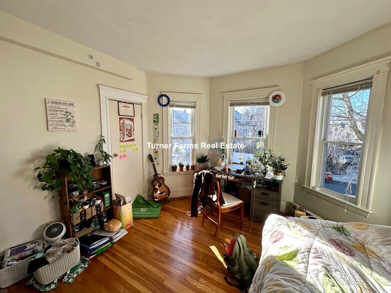 Primary Photo - 352 Main St