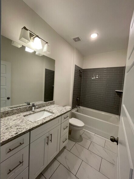 Building Photo - 2041 Ocean Dr NW