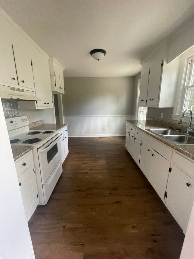 Building Photo - 3 Bedroom 1 Bath Ranch In Fountain Inn!!!!...