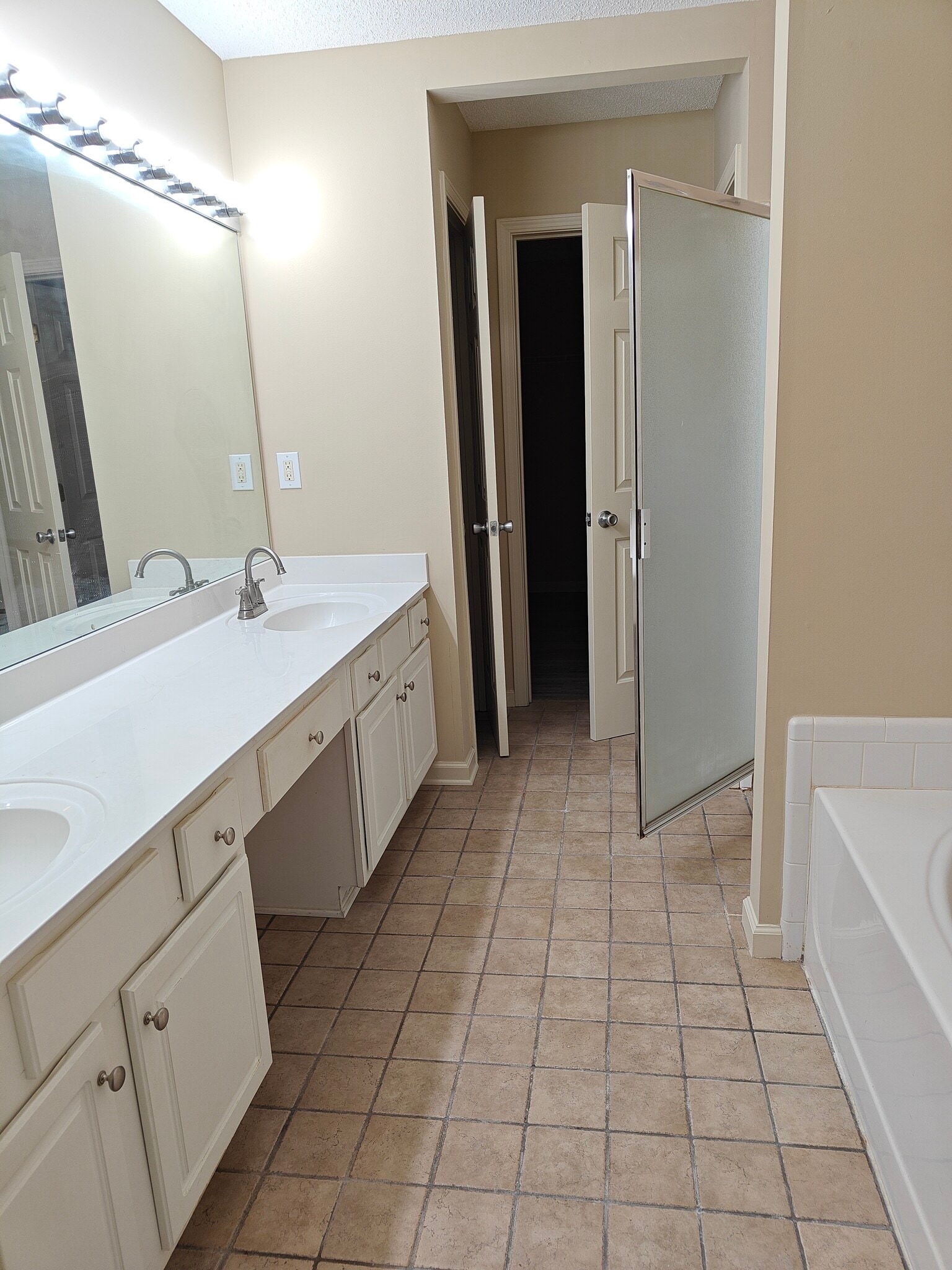 Master bathroom - 2401 Elkhorn Ter