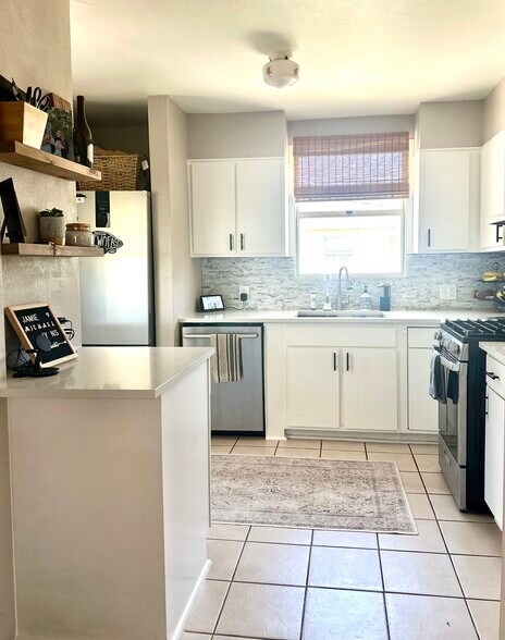 Building Photo - 1818 Carmelina Dr