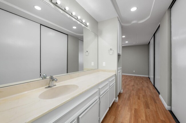 Building Photo - 850 Tamayo Dr