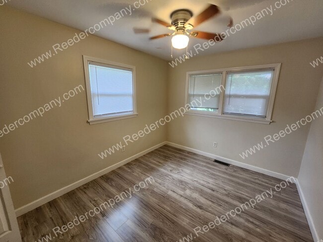 Building Photo - Spacious 3 bedroom 2 bathroom house