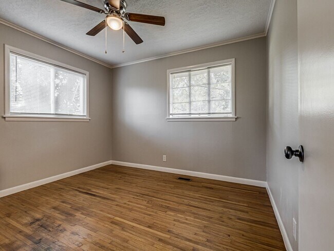 Building Photo - Move in special / First months rent is $800