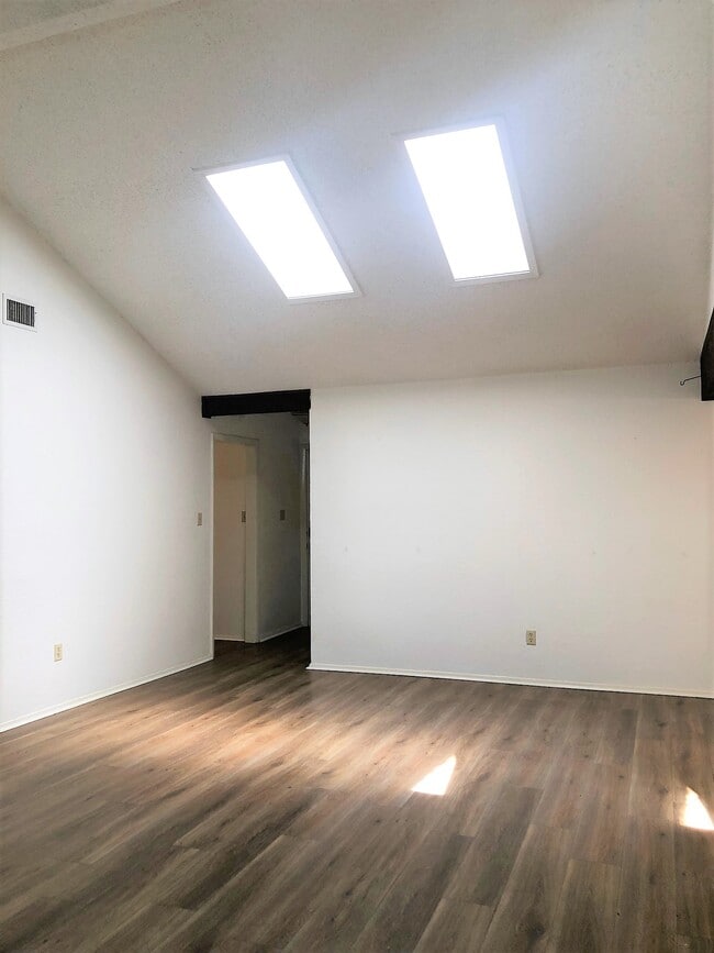 Building Photo - 6503 Hart Ln