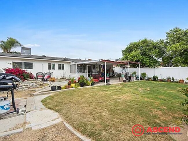 Building Photo - Pet-Friendly 3 Bed, 2 Bath Near Bakersfiel...