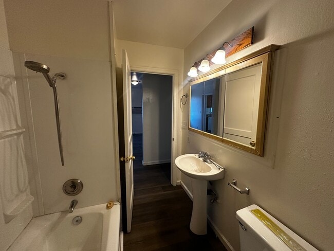 Building Photo - 3 Bedroom 1 bath house